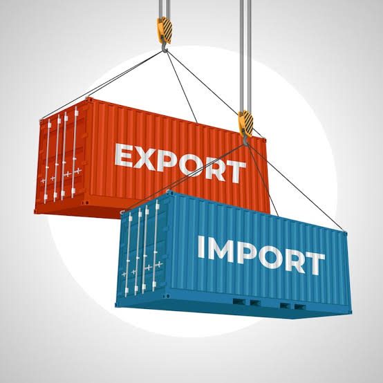 Conteneurs import export soulevés par une grue