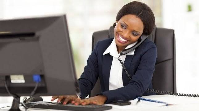 Secrétaire professionnelle au bureau, ordinateur et téléphone